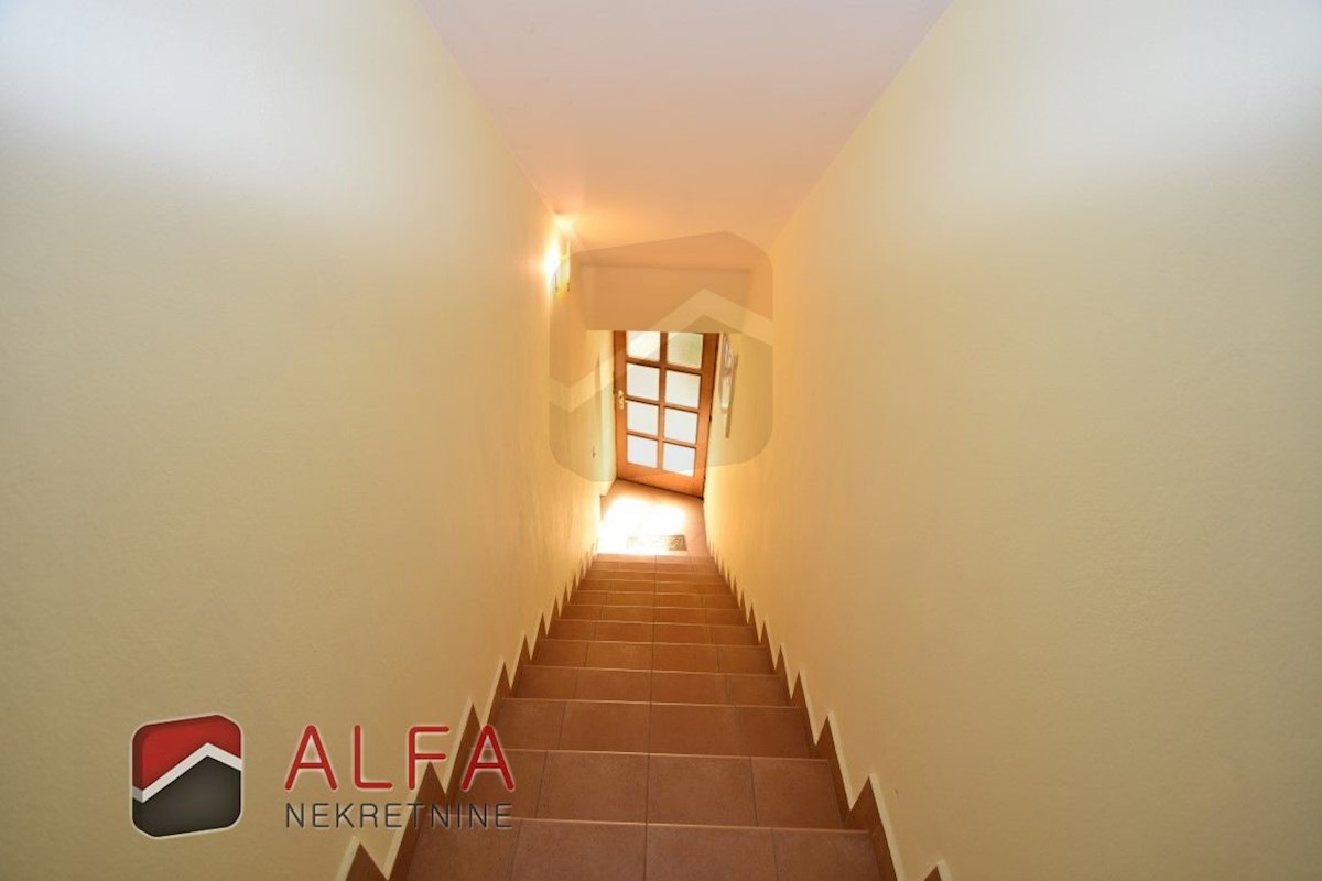 Hrvaška, Vodice, prodaja udobno dvosobno stanovanje v centru mesta