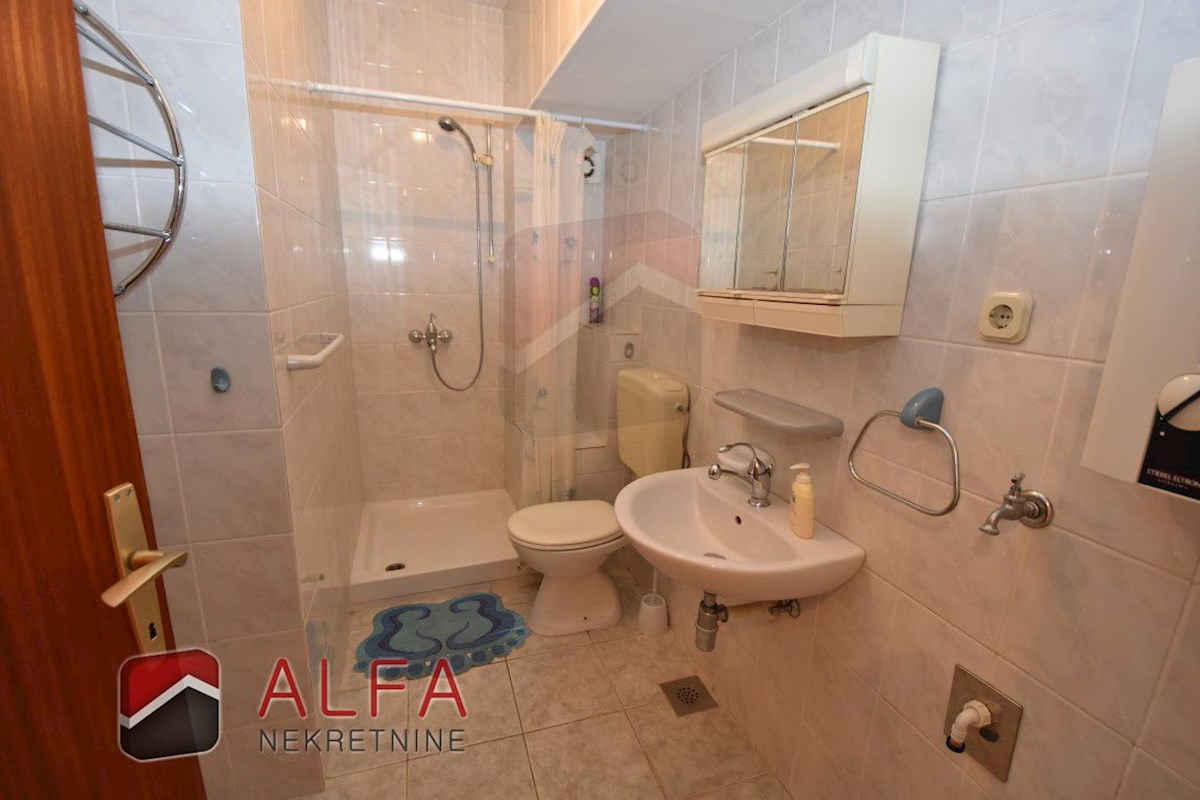 Hrvaška, Vodice, prodaja udobno dvosobno stanovanje v centru mesta