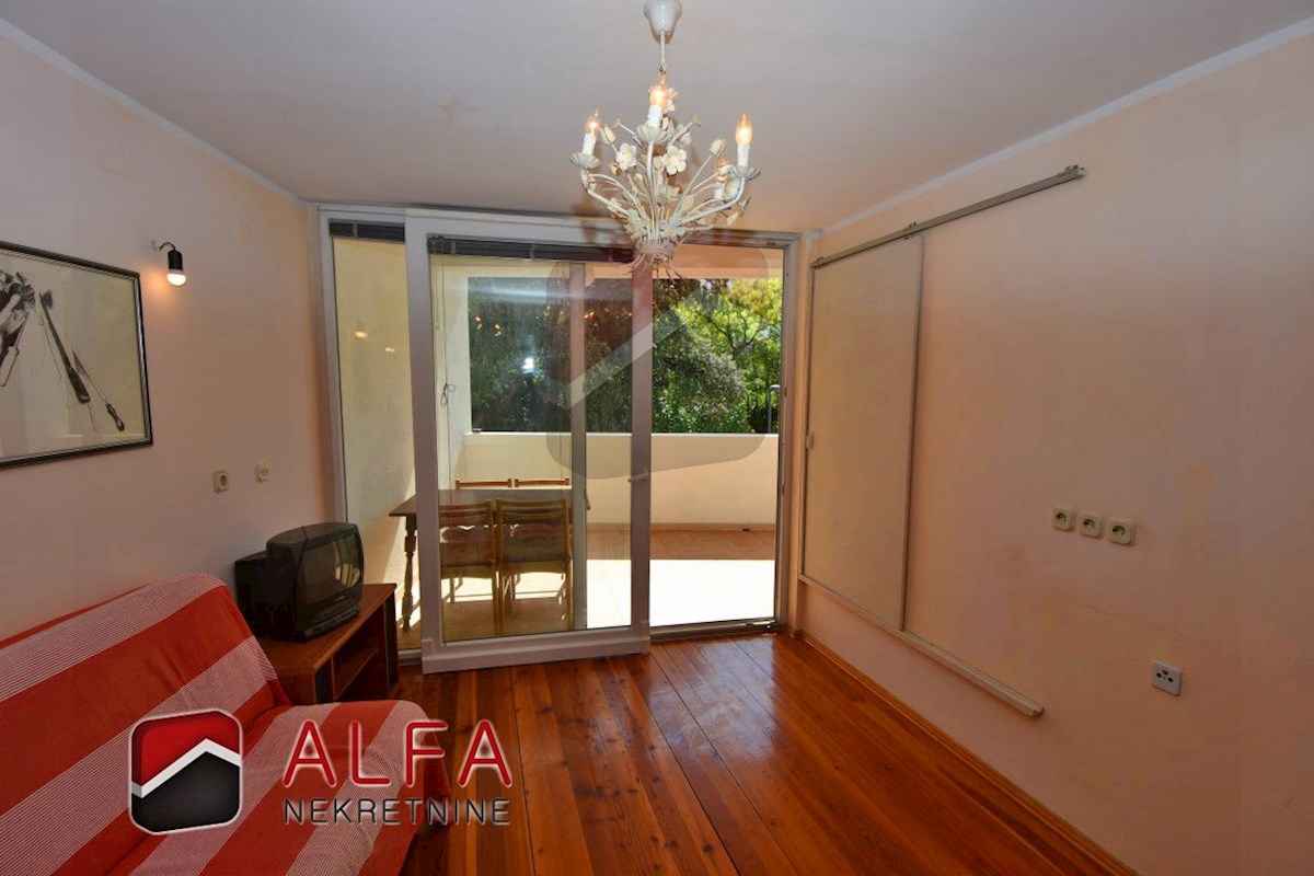 Hrvaška, Vodice, prodaja udobno dvosobno stanovanje v centru mesta