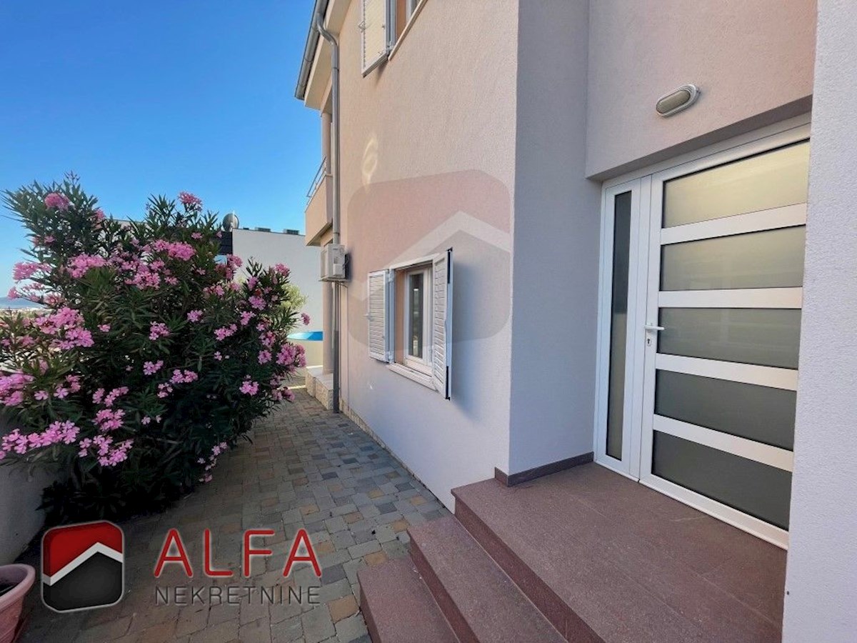 Hrvaška, Vodice, prodaja dvojček hiše s štirimi spalnicami