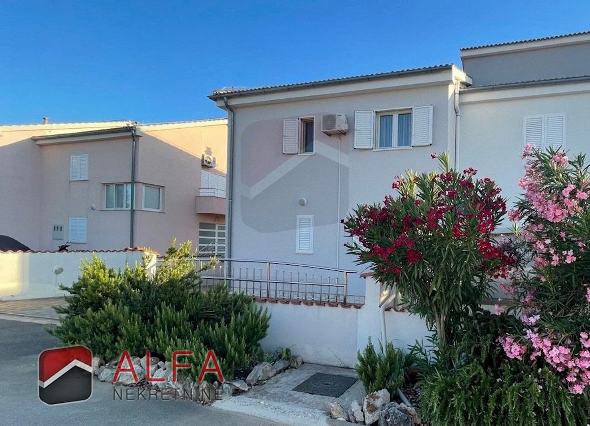 Hrvaška, Vodice, prodaja dvojček hiše s štirimi spalnicami