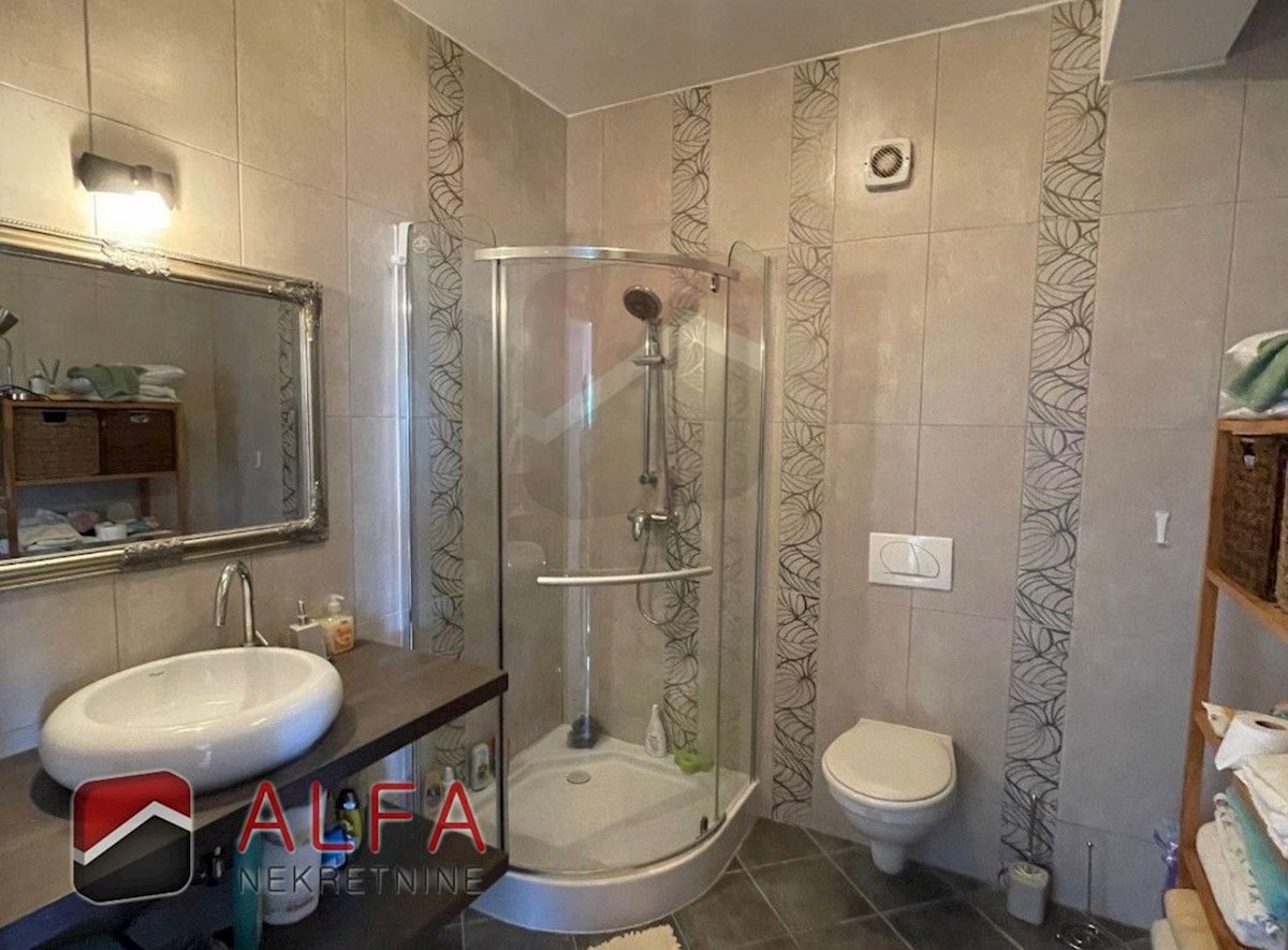 Hrvaška, Vodice, prodaja dvojček hiše s štirimi spalnicami