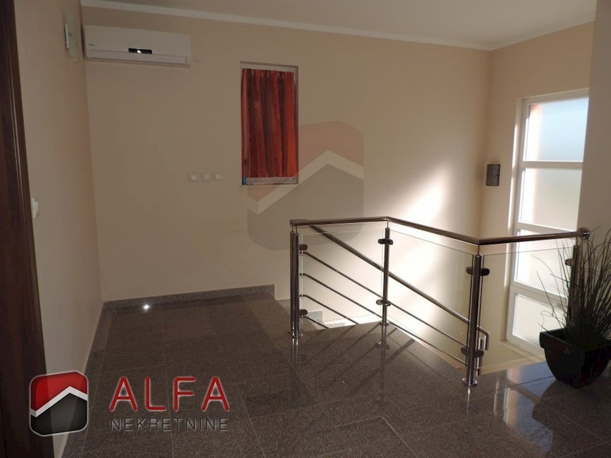 Hrvaška, Vodice, prodaja dvojček hiše s štirimi spalnicami