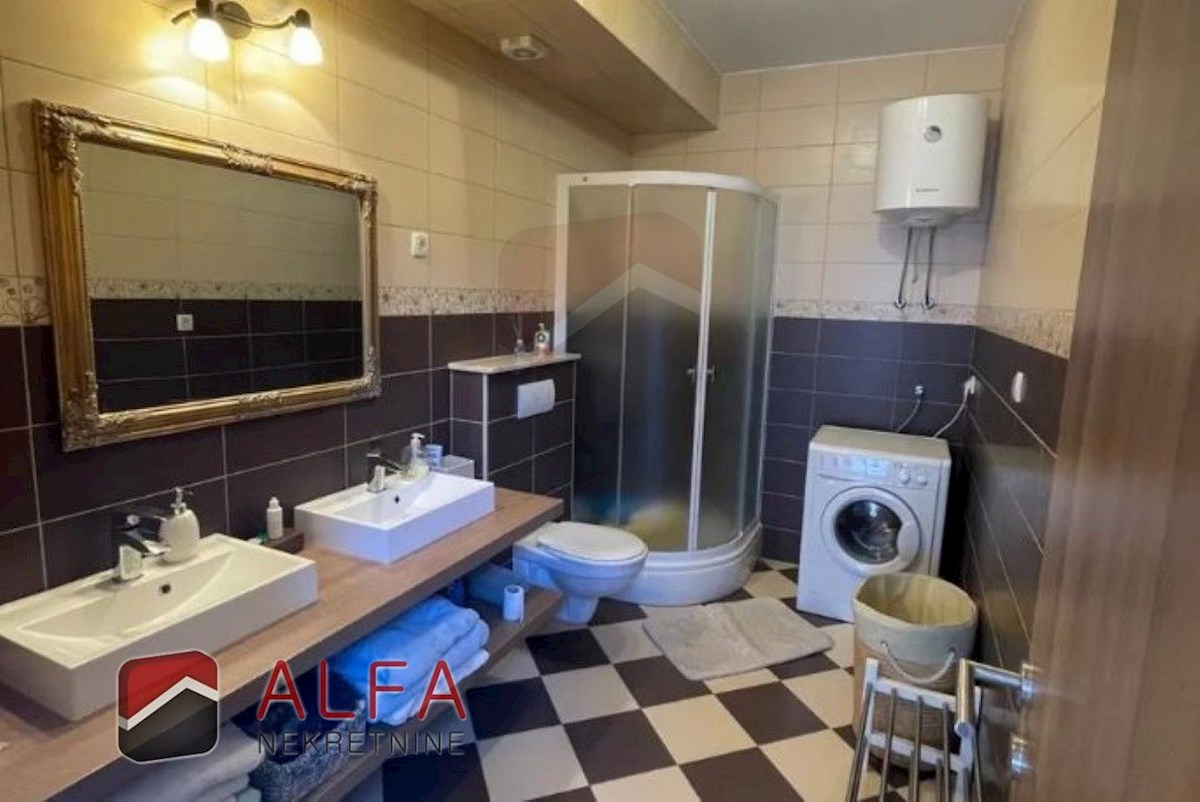 Hrvaška, Vodice, prodaja dvojček hiše s štirimi spalnicami