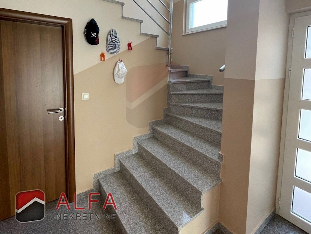 Hrvaška, Vodice, prodaja dvojček hiše s štirimi spalnicami