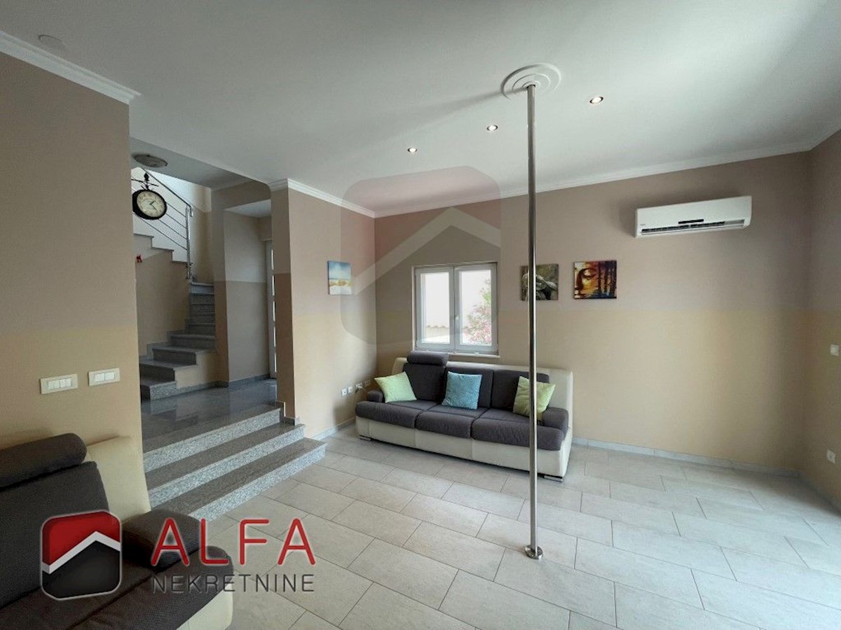 Hrvaška, Vodice, prodaja dvojček hiše s štirimi spalnicami