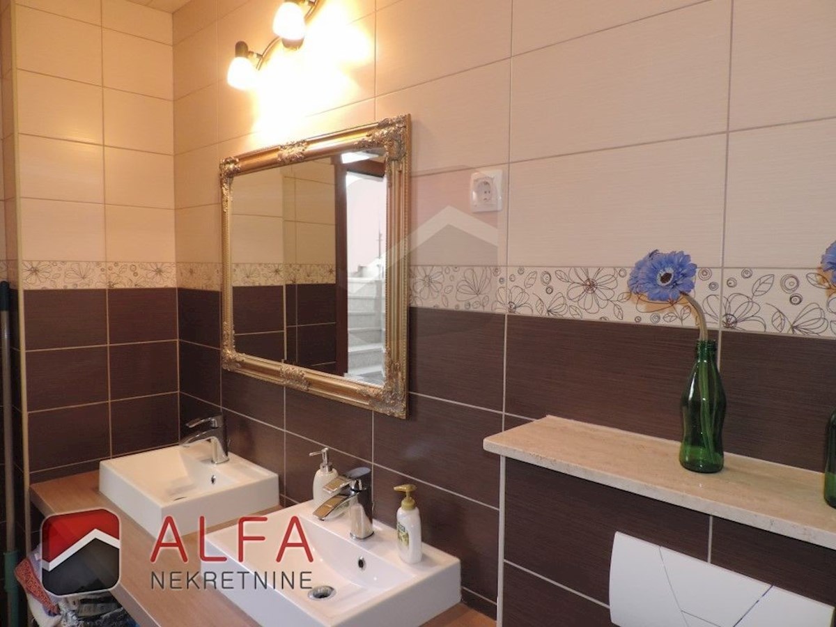 Hrvaška, Vodice, prodaja dvojček hiše s štirimi spalnicami