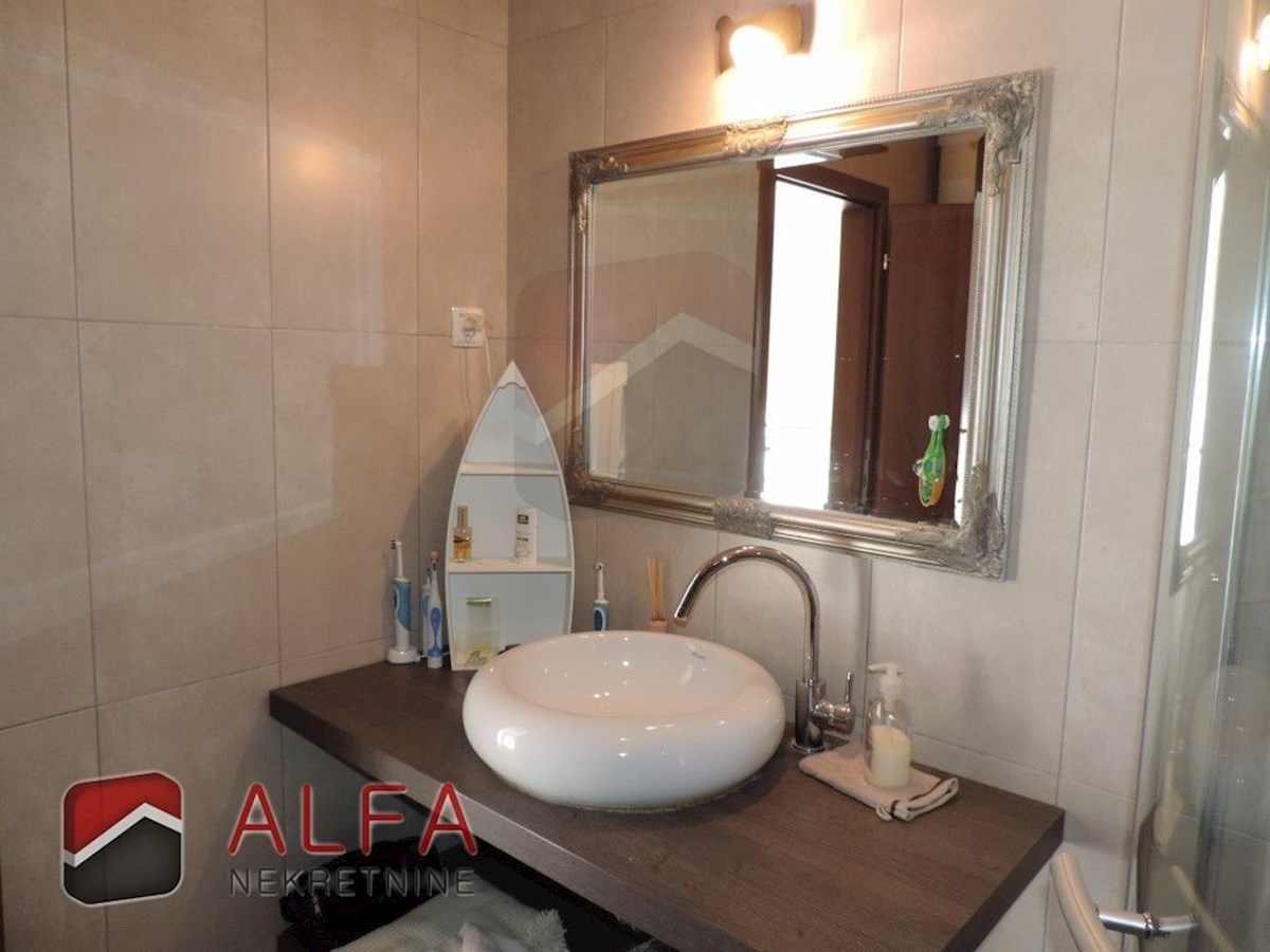 Hrvaška, Vodice, prodaja dvojček hiše s štirimi spalnicami