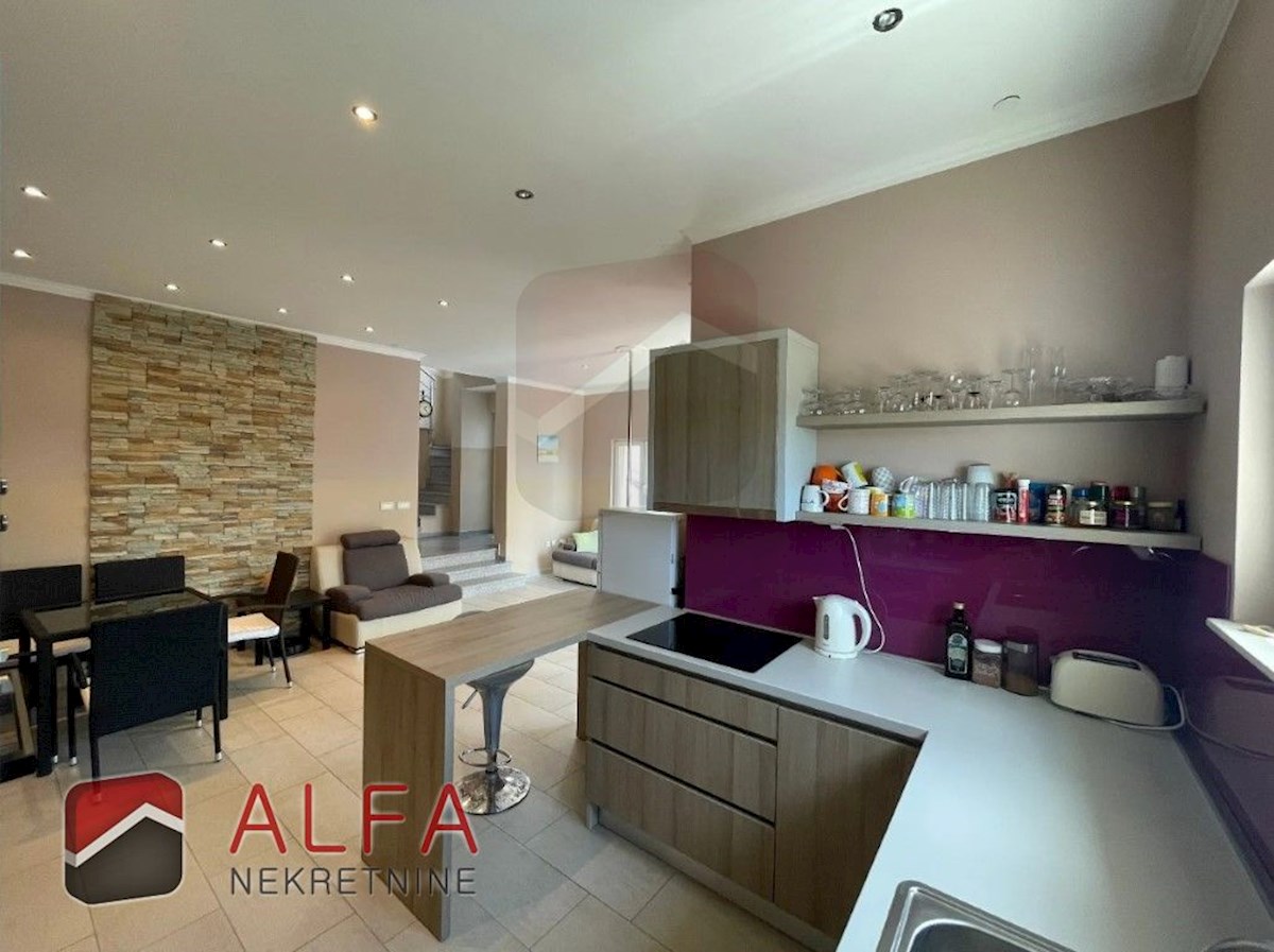 Hrvaška, Vodice, prodaja dvojček hiše s štirimi spalnicami