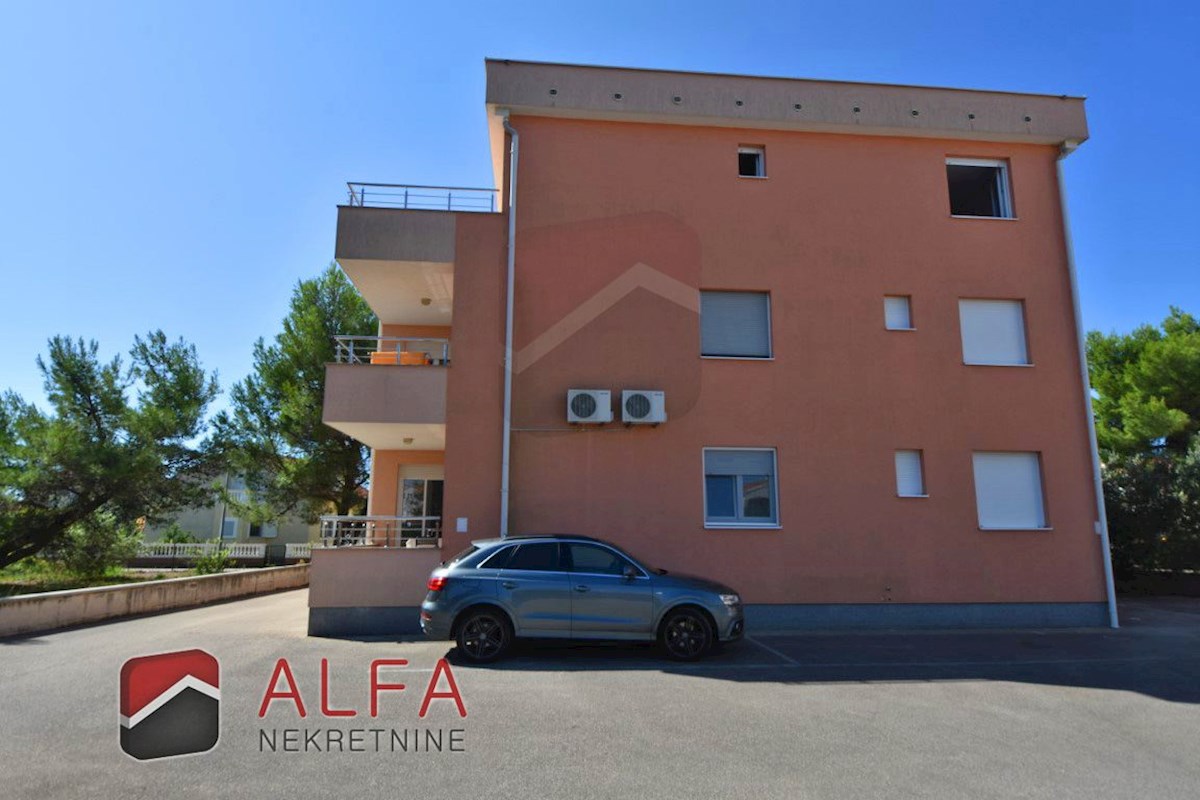 Hrvaška, Vodice – prodaja stanovanje v drugem nadstropju, velika terasa, dve parkirni mesti