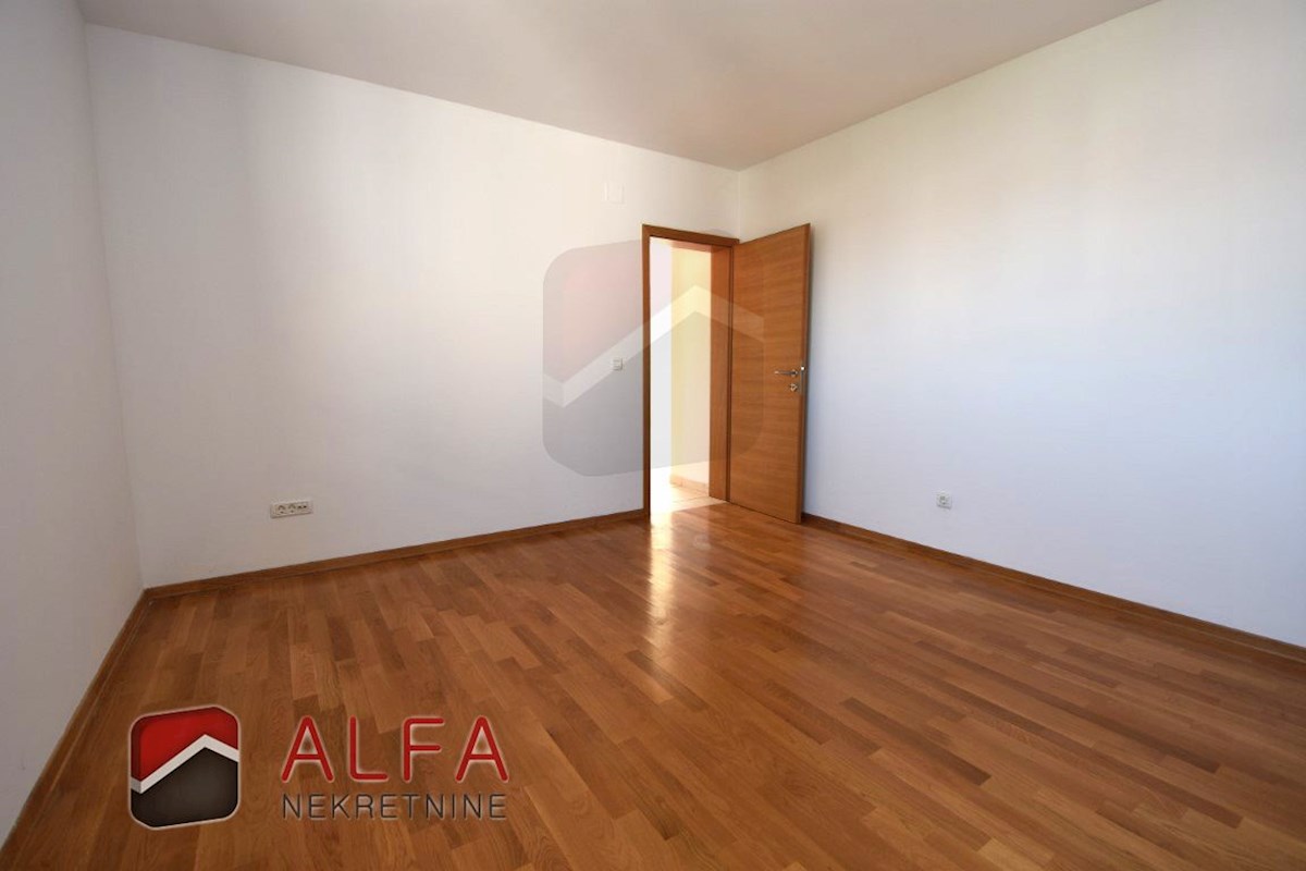 Hrvaška, Vodice – prodaja stanovanje v drugem nadstropju, velika terasa, dve parkirni mesti