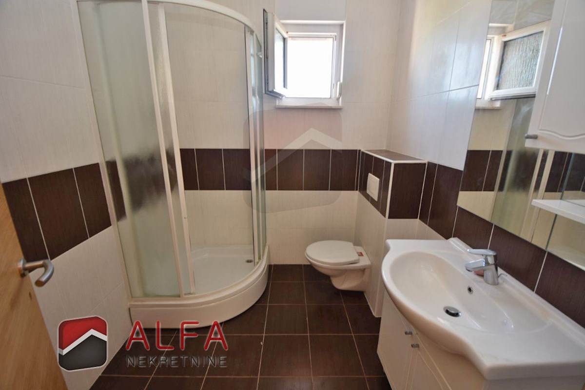 Hrvaška, Vodice – prodaja stanovanje v drugem nadstropju, velika terasa, dve parkirni mesti