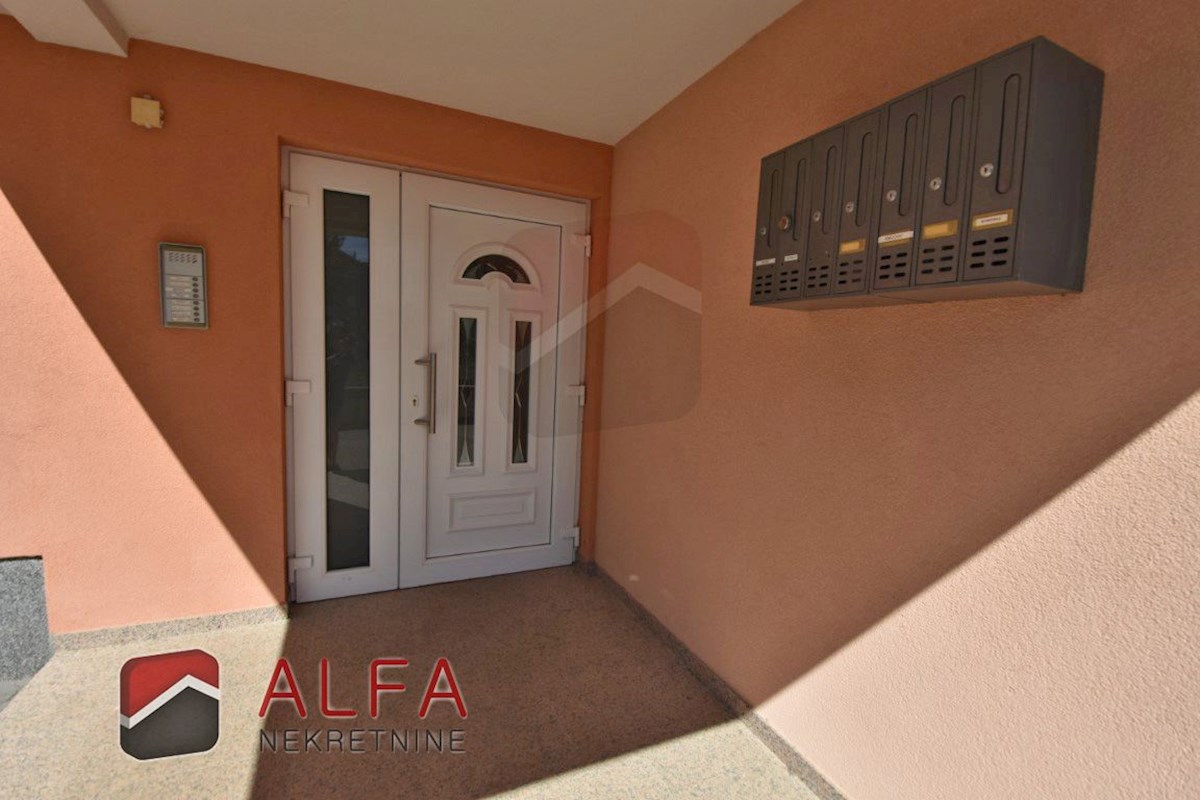 Hrvaška, Vodice – prodaja stanovanje v drugem nadstropju, velika terasa, dve parkirni mesti