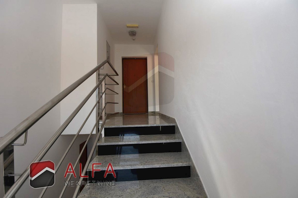 Hrvaška, Vodice – prodaja stanovanje v drugem nadstropju, velika terasa, dve parkirni mesti