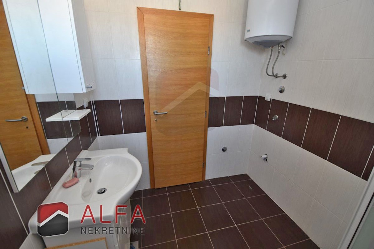 Hrvaška, Vodice – prodaja stanovanje v drugem nadstropju, velika terasa, dve parkirni mesti