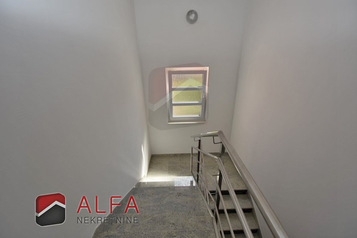 Hrvaška, Vodice – prodaja stanovanje v drugem nadstropju, velika terasa, dve parkirni mesti