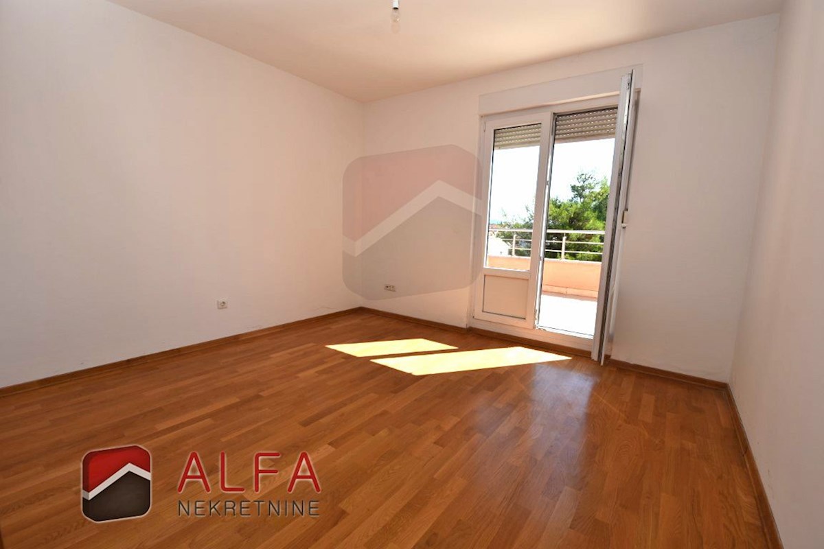 Hrvaška, Vodice – prodaja stanovanje v drugem nadstropju, velika terasa, dve parkirni mesti