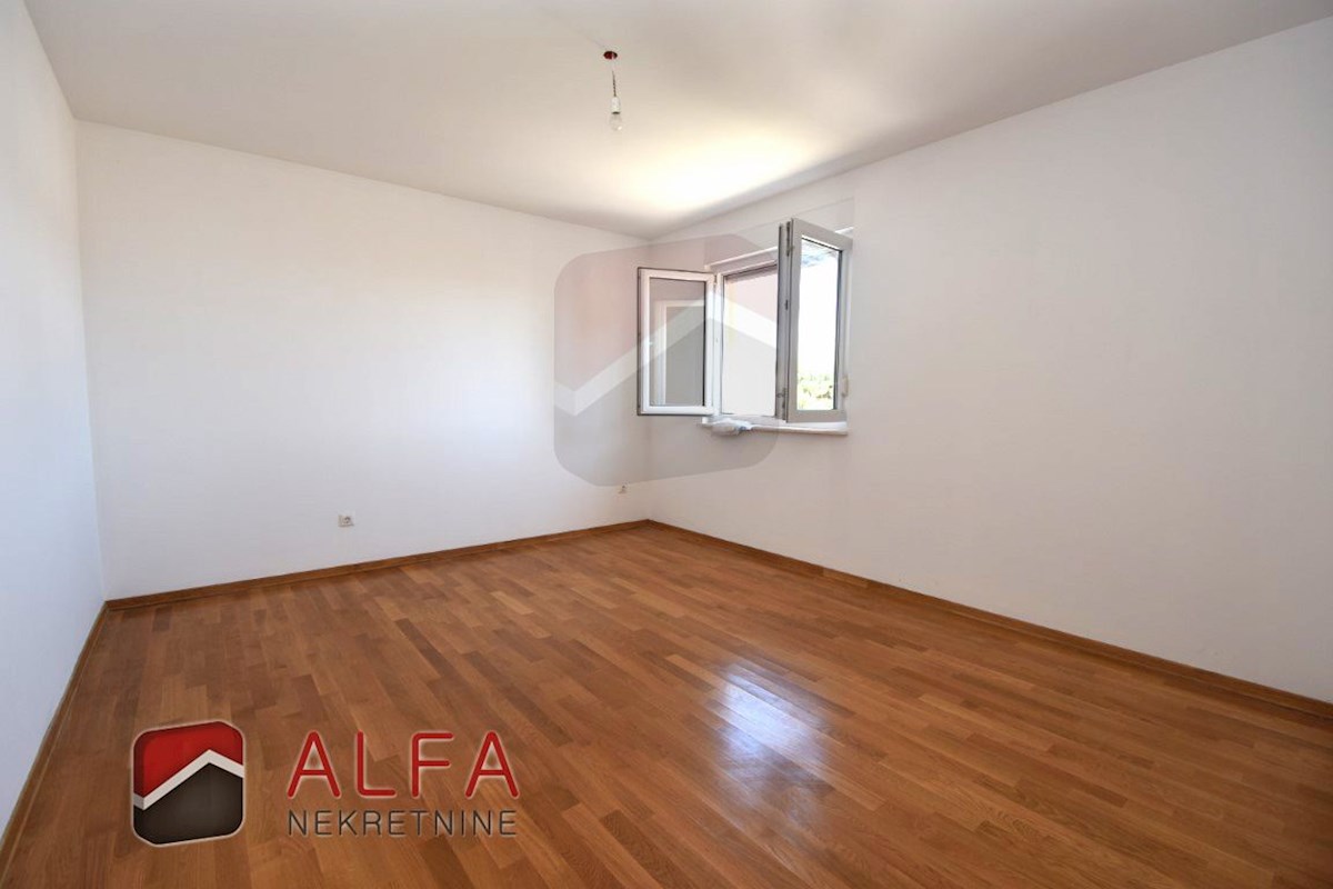 Hrvaška, Vodice – prodaja stanovanje v drugem nadstropju, velika terasa, dve parkirni mesti