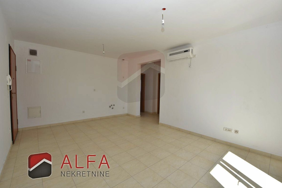 Hrvaška, Vodice – prodaja stanovanje v drugem nadstropju, velika terasa, dve parkirni mesti