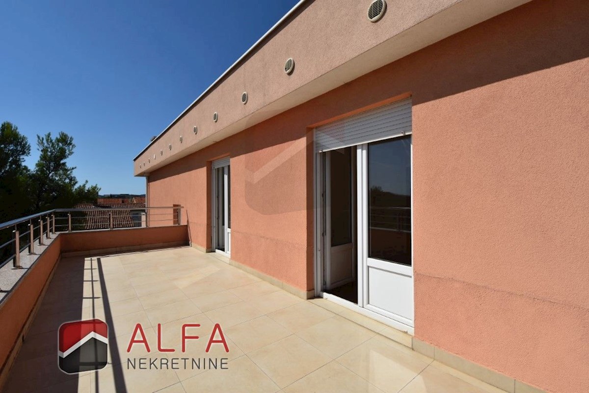 Hrvaška, Vodice – prodaja stanovanje v drugem nadstropju, velika terasa, dve parkirni mesti