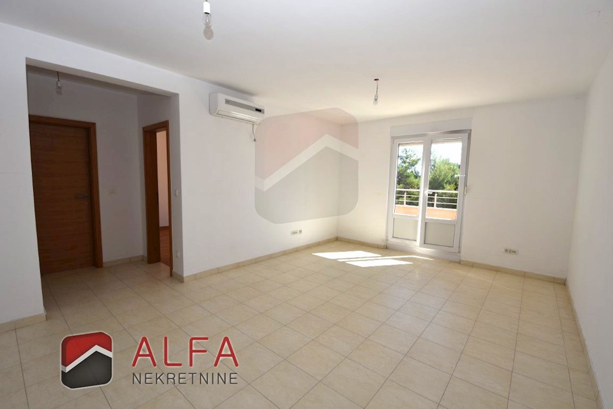 Hrvaška, Vodice – prodaja stanovanje v drugem nadstropju, velika terasa, dve parkirni mesti