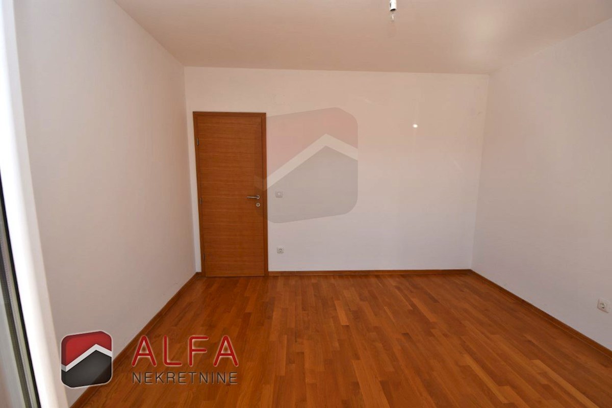 Hrvaška, Vodice – prodaja stanovanje v drugem nadstropju, velika terasa, dve parkirni mesti