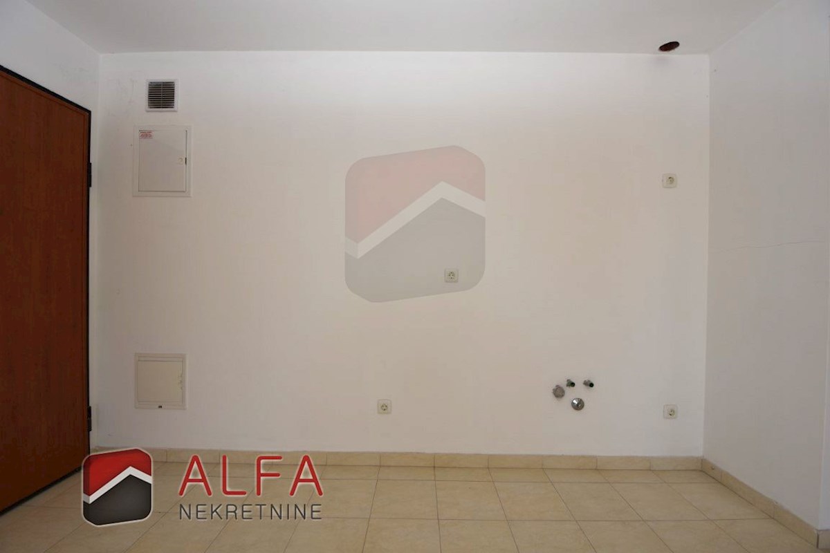 Hrvaška, Vodice – prodaja stanovanje v drugem nadstropju, velika terasa, dve parkirni mesti