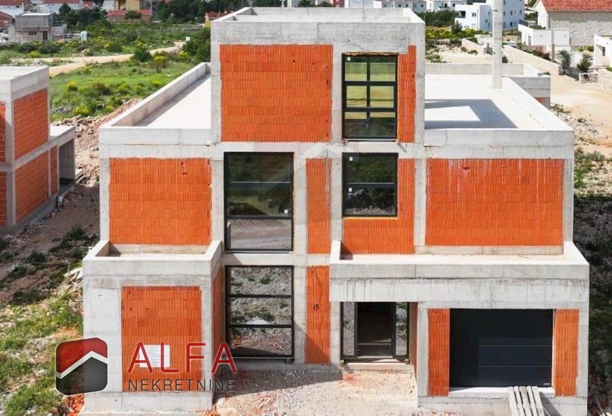 Hrvaška, Vodice – prodaja moderna vila z bazenom, garažo in panoramskim pogledom na morje