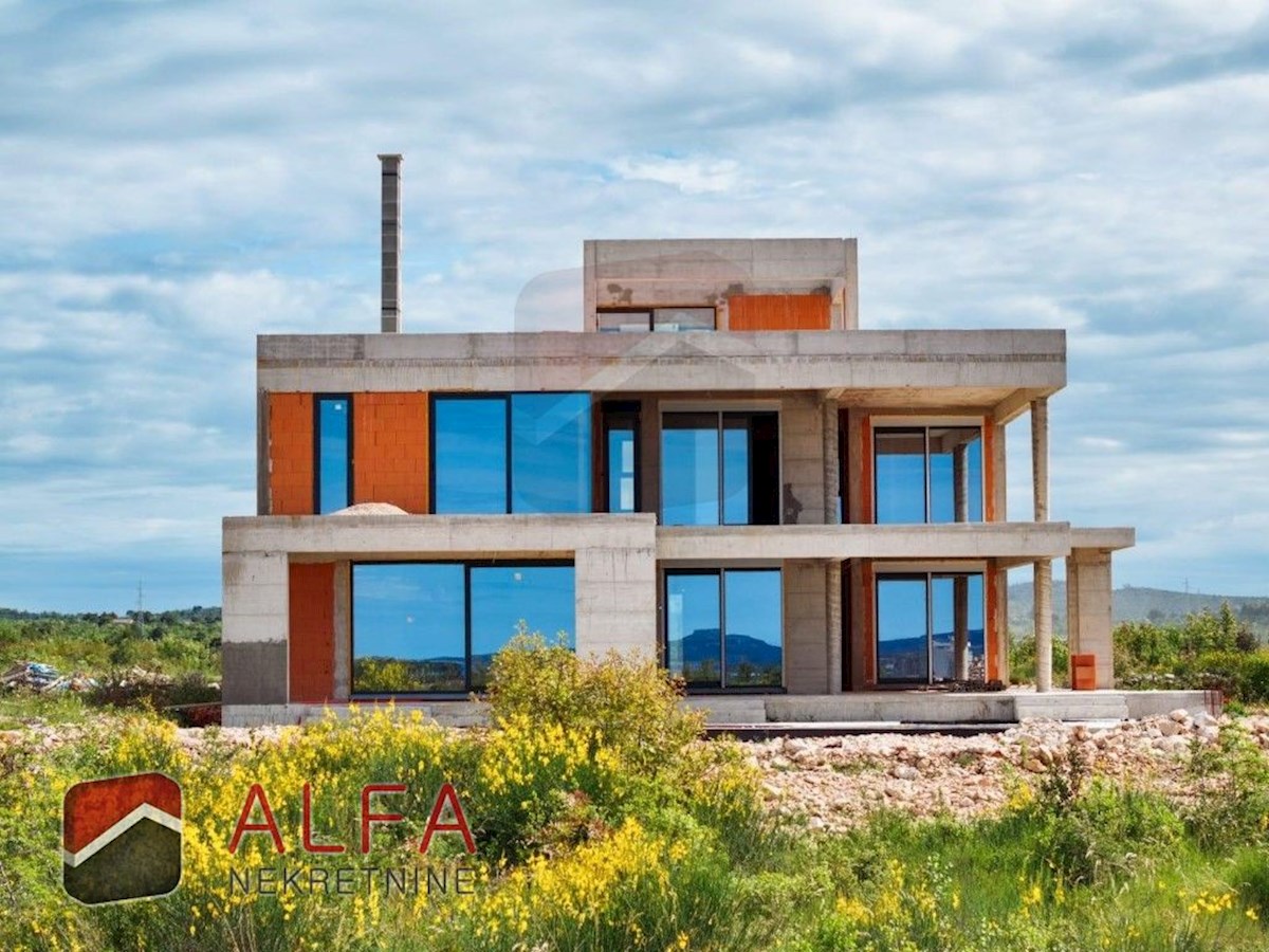 Hrvaška, Vodice – prodaja moderna vila z bazenom, garažo in panoramskim pogledom na morje