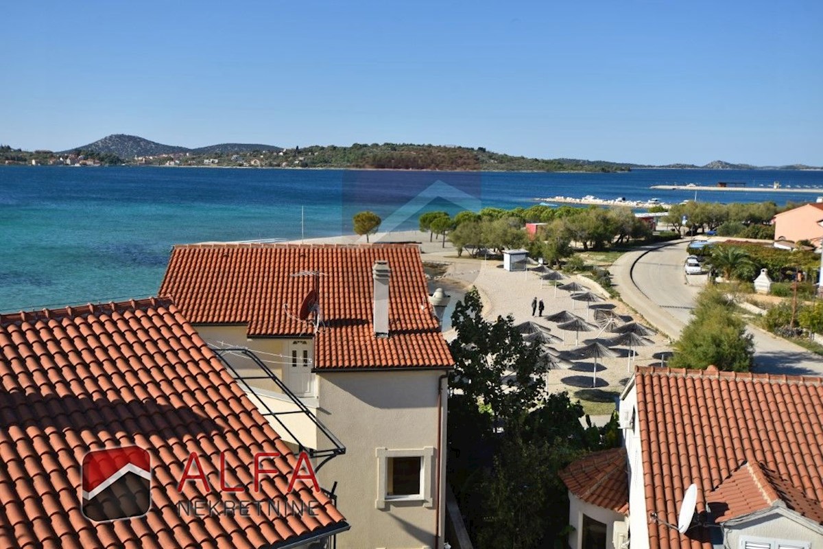 Hrvaška, Vodice, Srima, ATRAKTIVNO, prodamo lep luksuzni penthouse s strešno teraso in panoramskim pogledom na morje