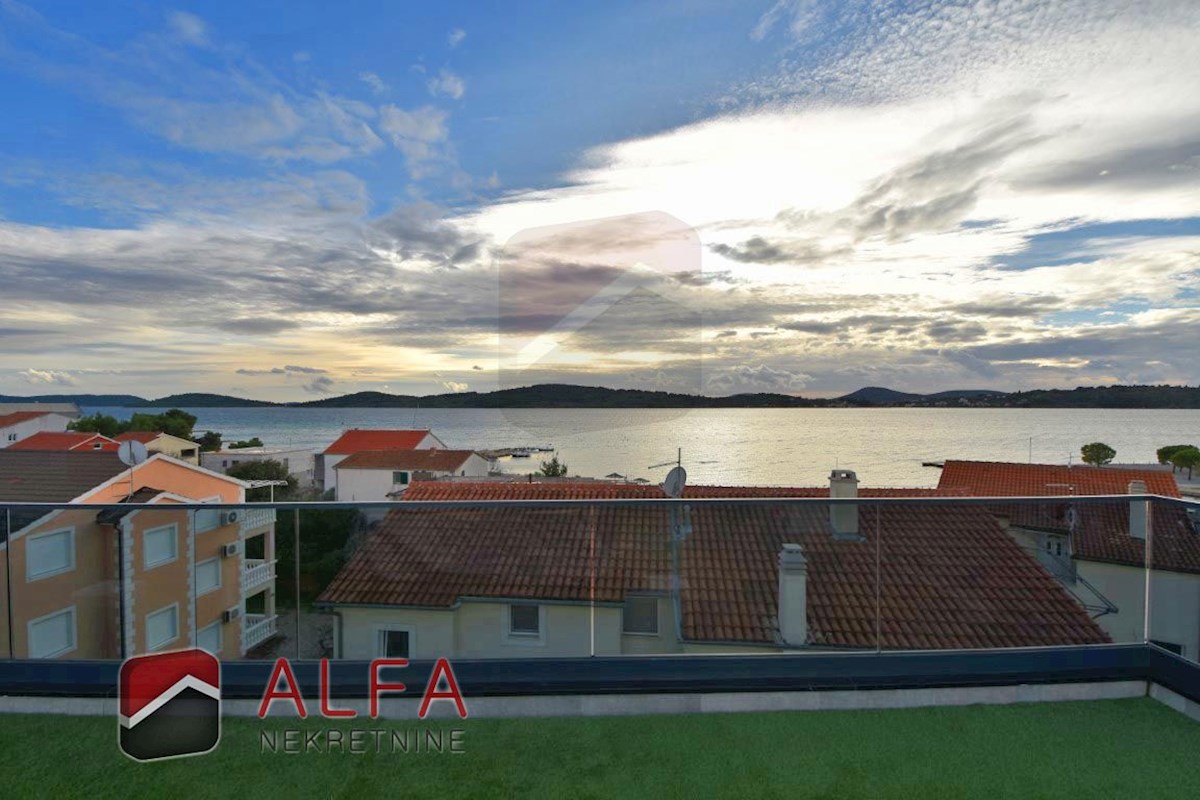 Hrvaška, Vodice, Srima, ATRAKTIVNO, prodamo lep luksuzni penthouse s strešno teraso in panoramskim pogledom na morje