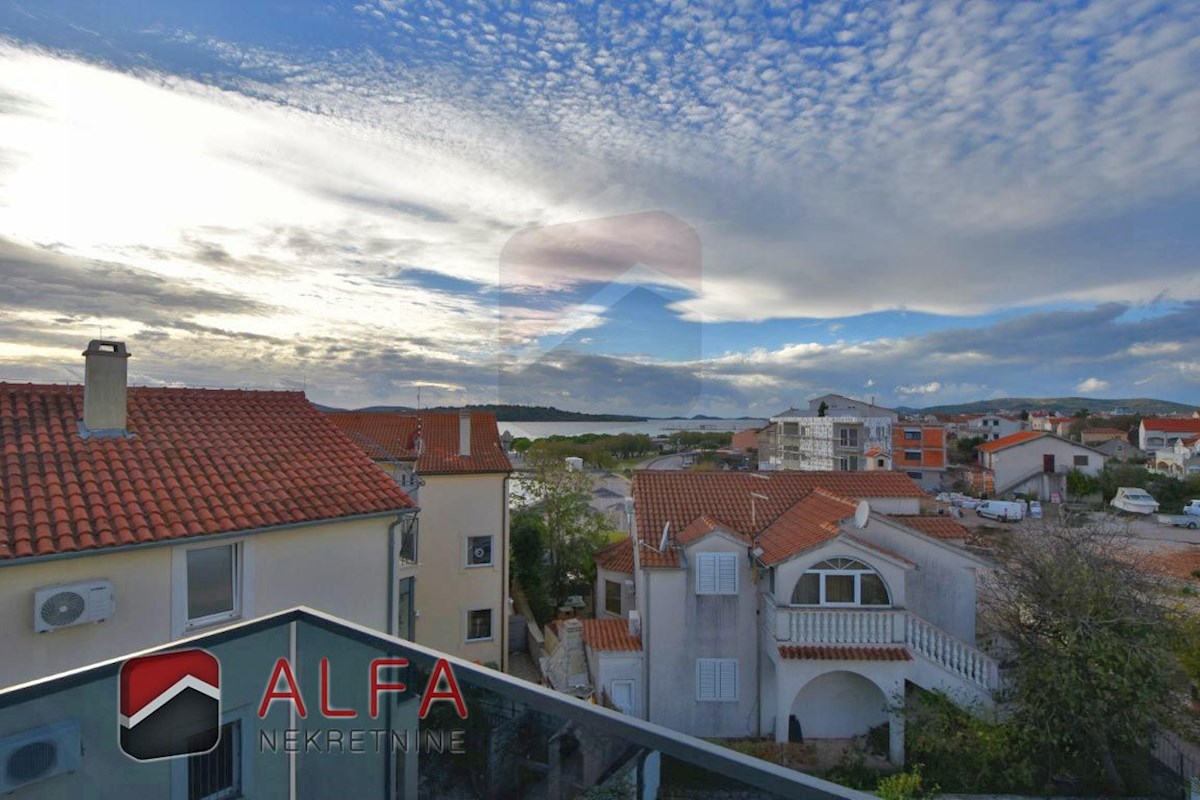 Hrvaška, Vodice, Srima, ATRAKTIVNO, prodamo lep luksuzni penthouse s strešno teraso in panoramskim pogledom na morje