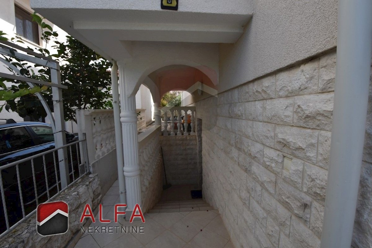 Hrvaška, Vodice, prodamo dva opremljena apartmaja + dvorišče 92 m2