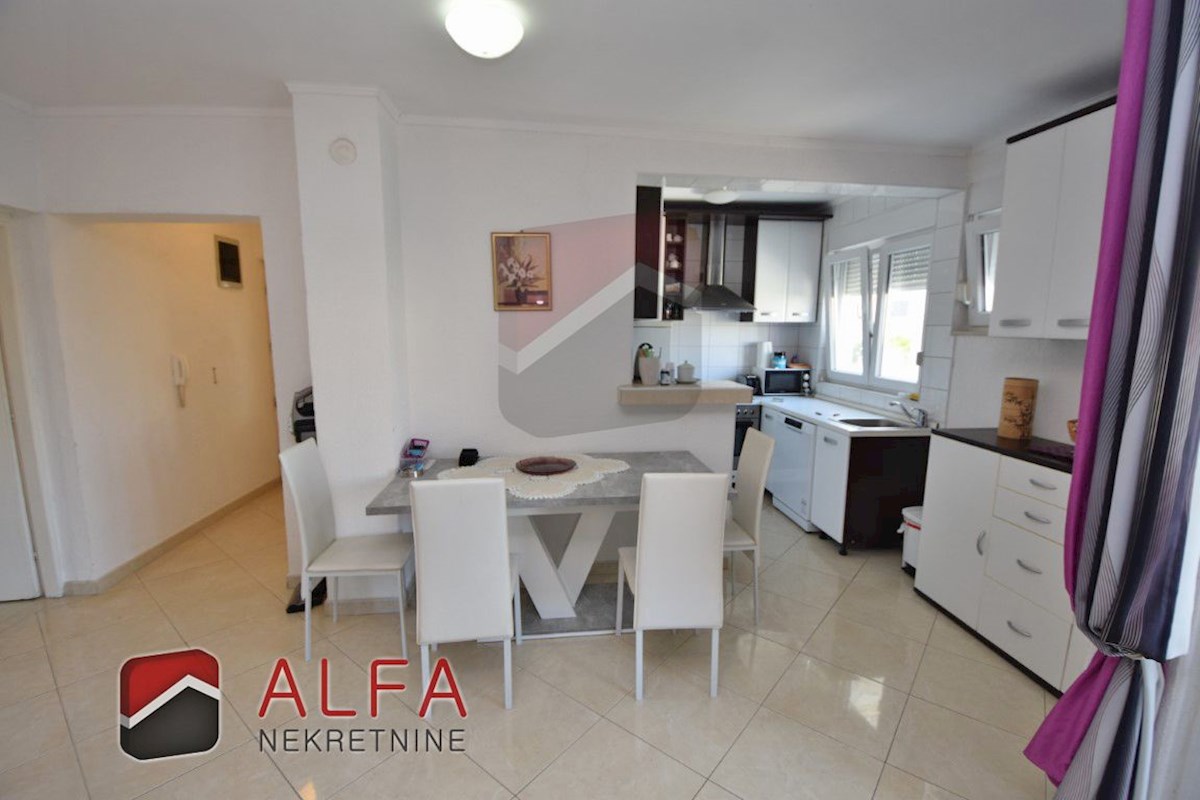 Hrvaška, Vodice, prodamo dva opremljena apartmaja + dvorišče 92 m2