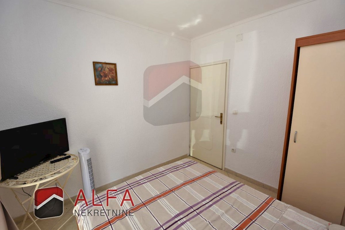 Hrvaška, Vodice, prodamo dva opremljena apartmaja + dvorišče 92 m2