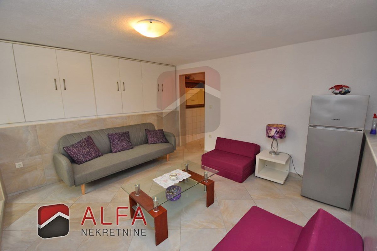 Hrvaška, Vodice, prodamo dva opremljena apartmaja + dvorišče 92 m2