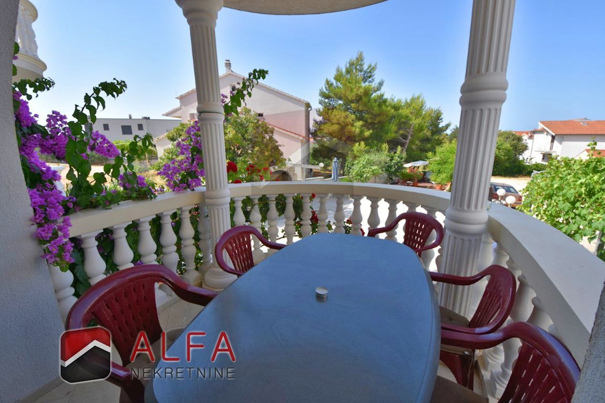 Hrvaška, Vodice, prodamo dva opremljena apartmaja + dvorišče 92 m2