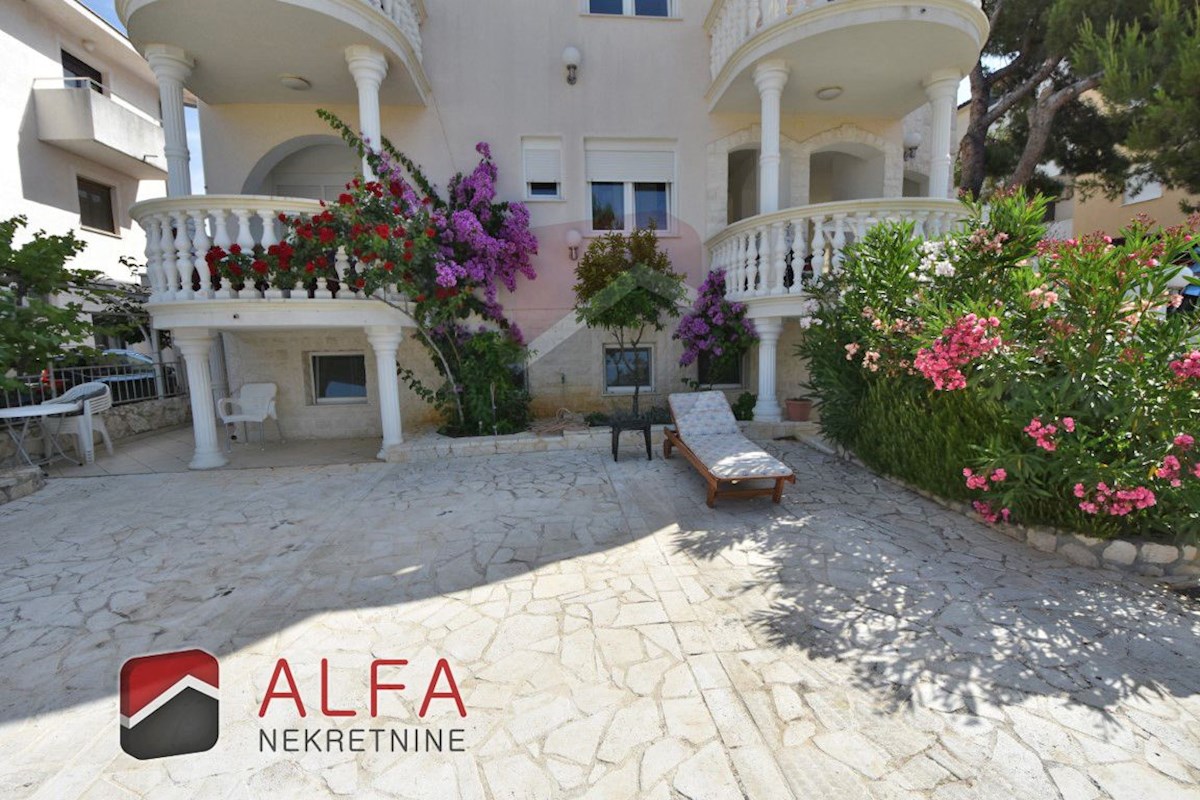 Hrvaška, Vodice, prodamo dva opremljena apartmaja + dvorišče 92 m2