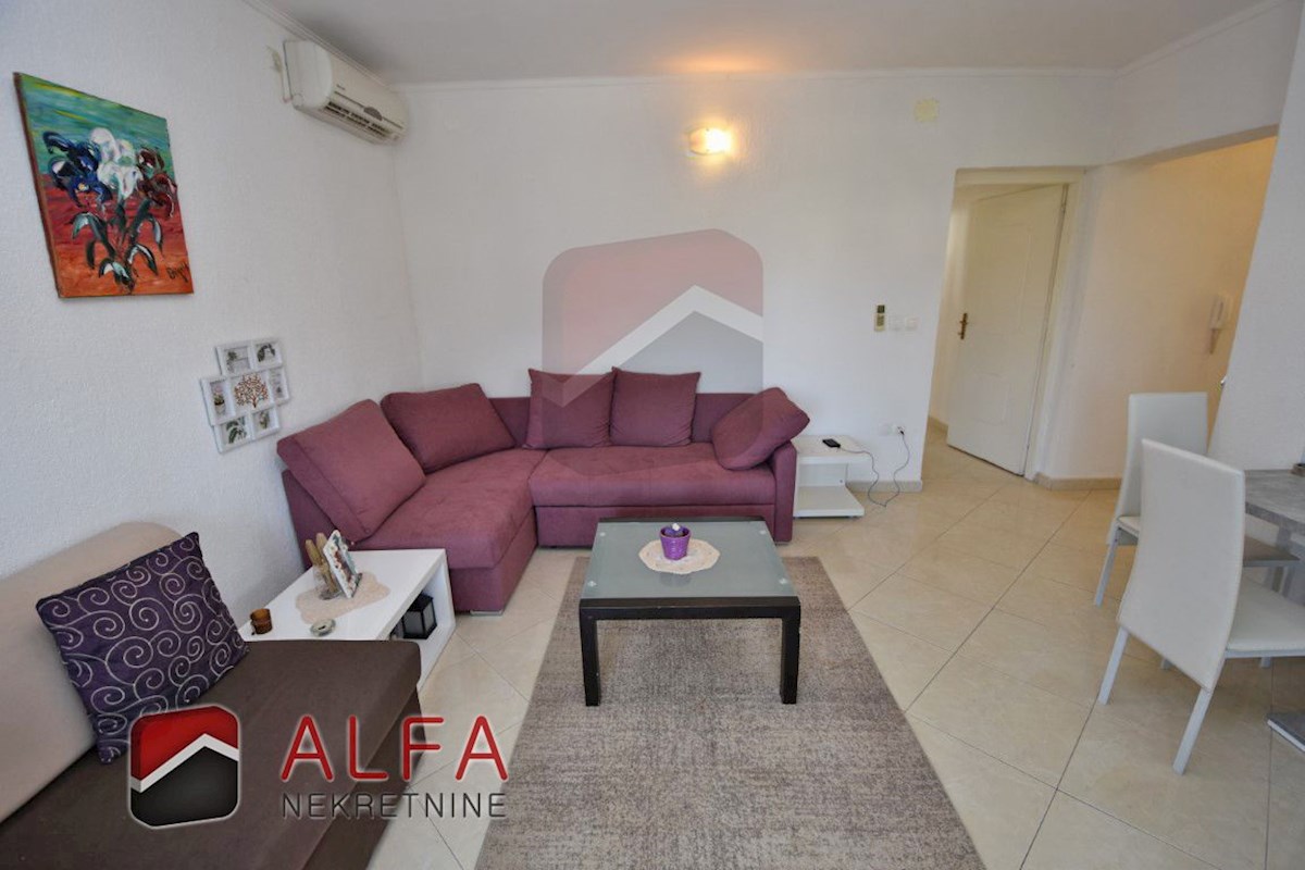Hrvaška, Vodice, prodamo dva opremljena apartmaja + dvorišče 92 m2