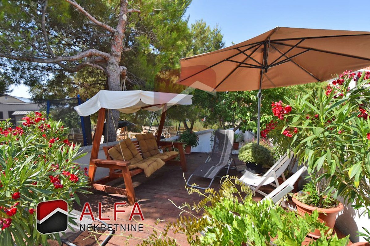 Hrvaška, Vodice, prodamo dva opremljena apartmaja + dvorišče 92 m2