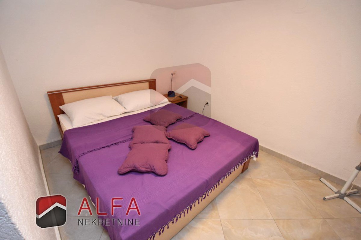 Hrvaška, Vodice, prodamo dva opremljena apartmaja + dvorišče 92 m2