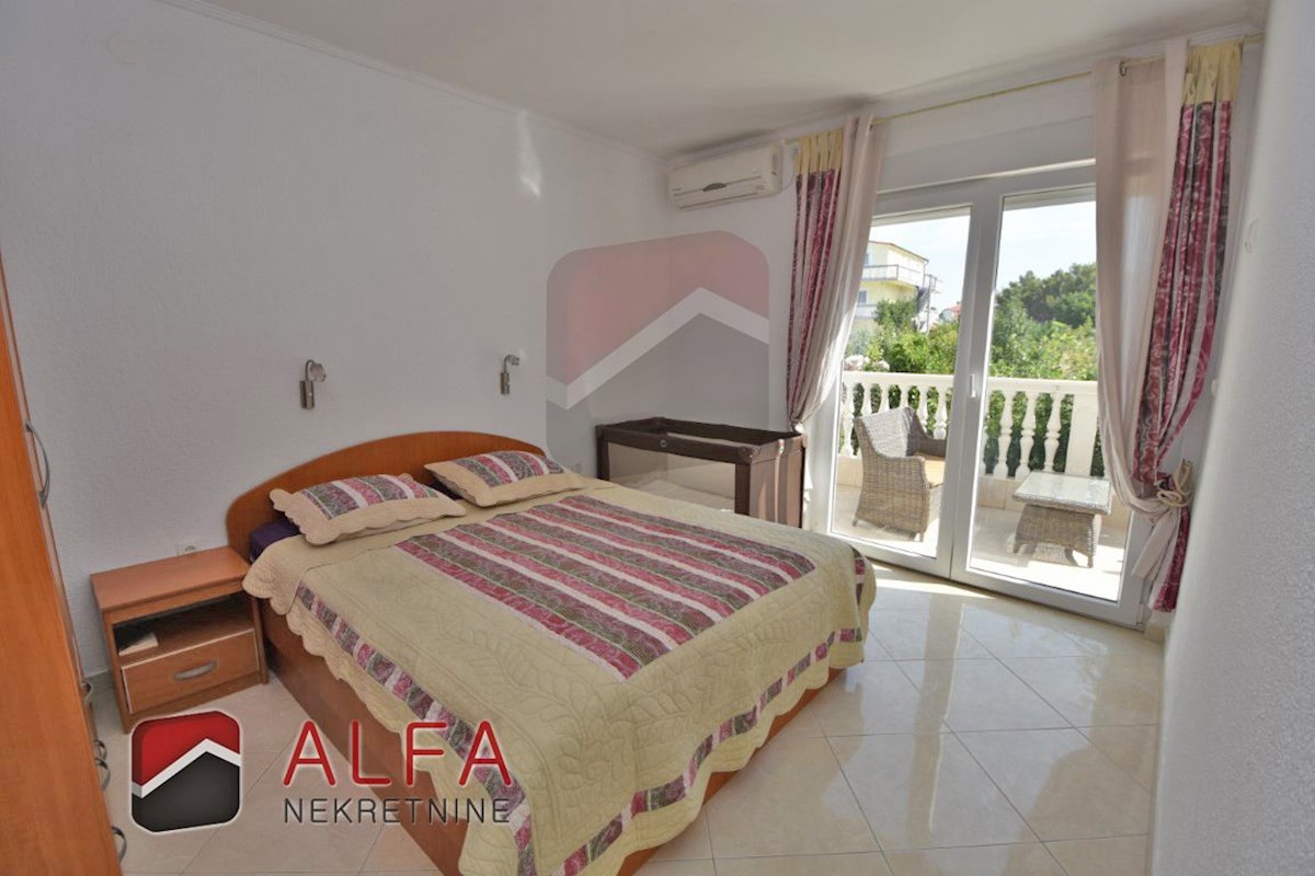 Hrvaška, Vodice, prodamo dva opremljena apartmaja + dvorišče 92 m2