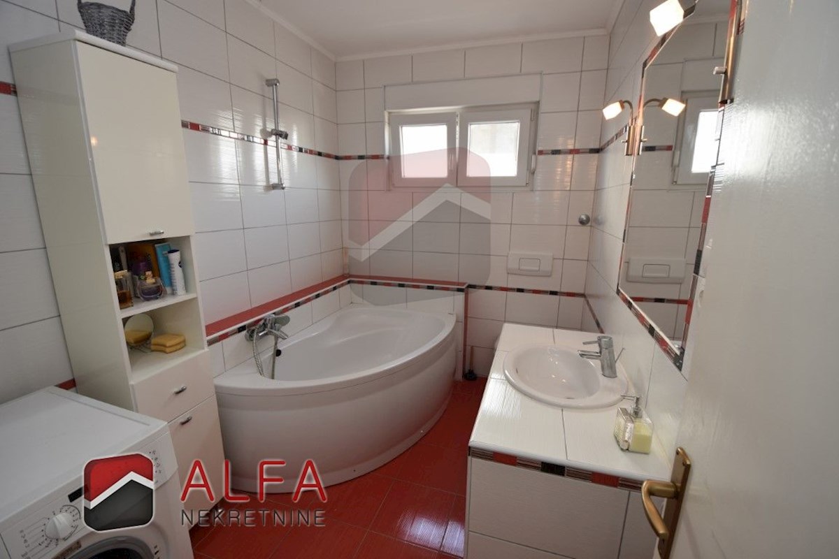 Hrvaška, Vodice, prodamo dva opremljena apartmaja + dvorišče 92 m2