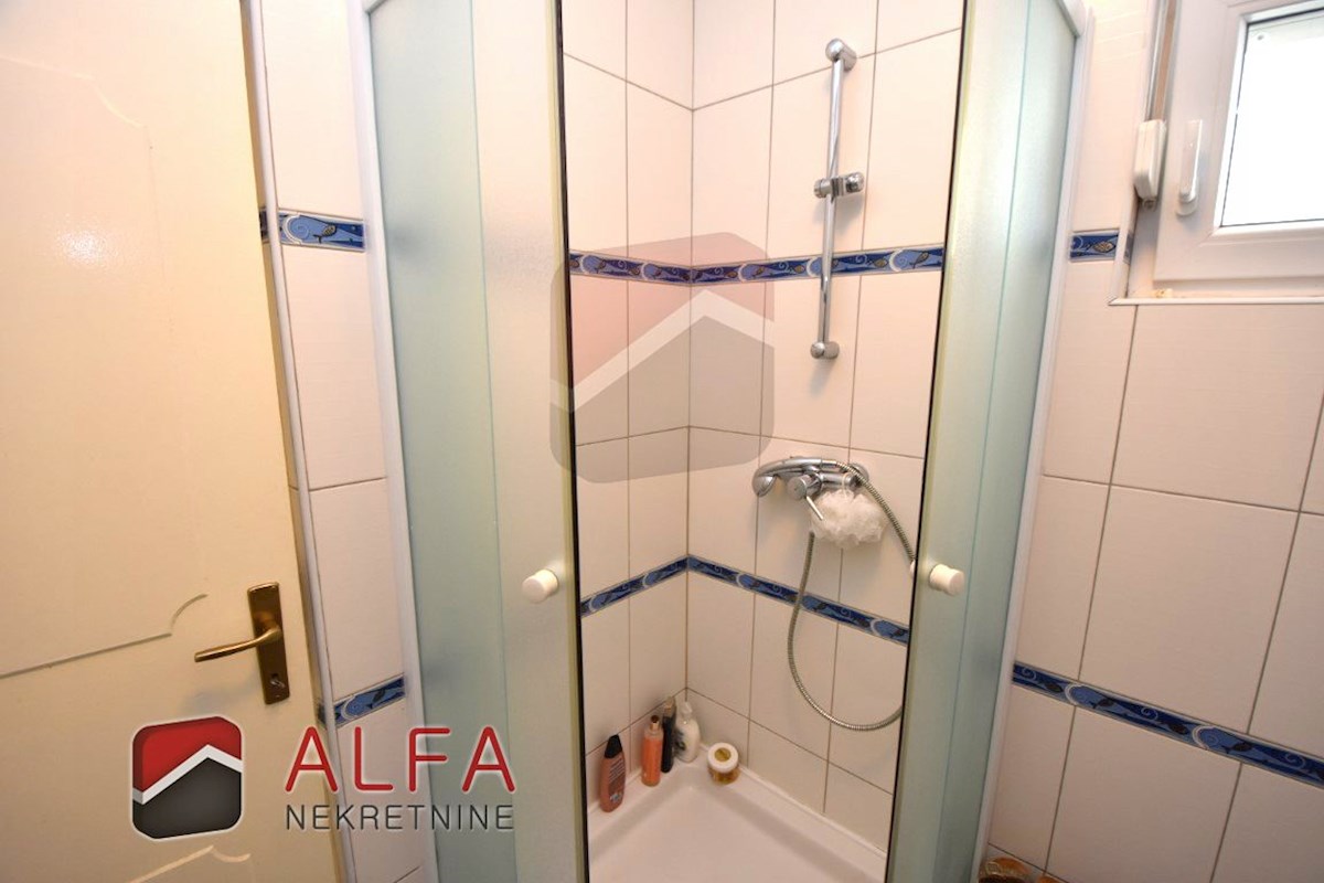 Hrvaška, Vodice, prodamo dva opremljena apartmaja + dvorišče 92 m2