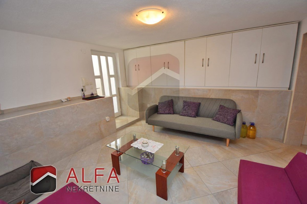 Hrvaška, Vodice, prodamo dva opremljena apartmaja + dvorišče 92 m2