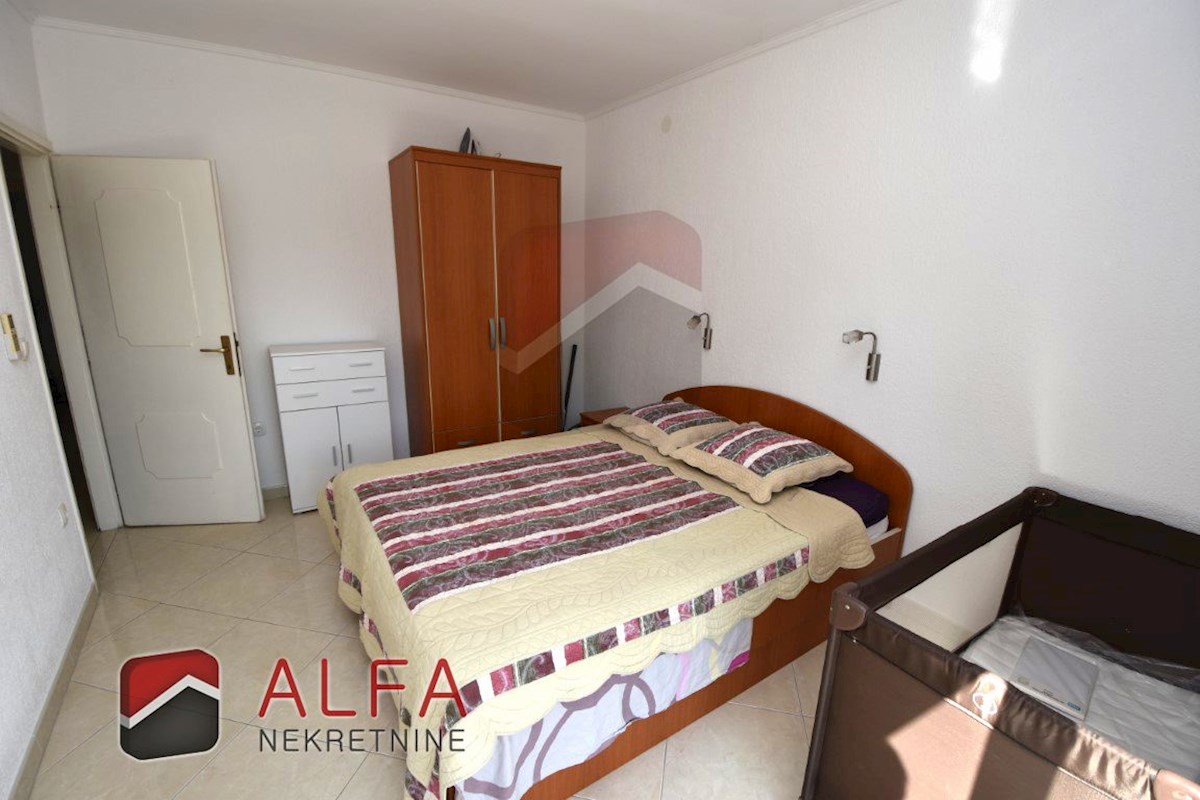 Hrvaška, Vodice, prodamo dva opremljena apartmaja + dvorišče 92 m2