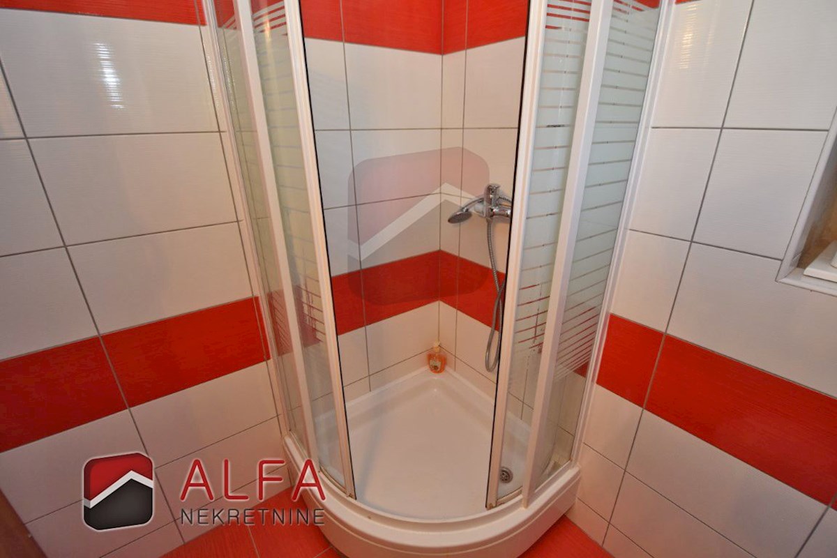 Hrvaška, Vodice, prodamo dva opremljena apartmaja + dvorišče 92 m2