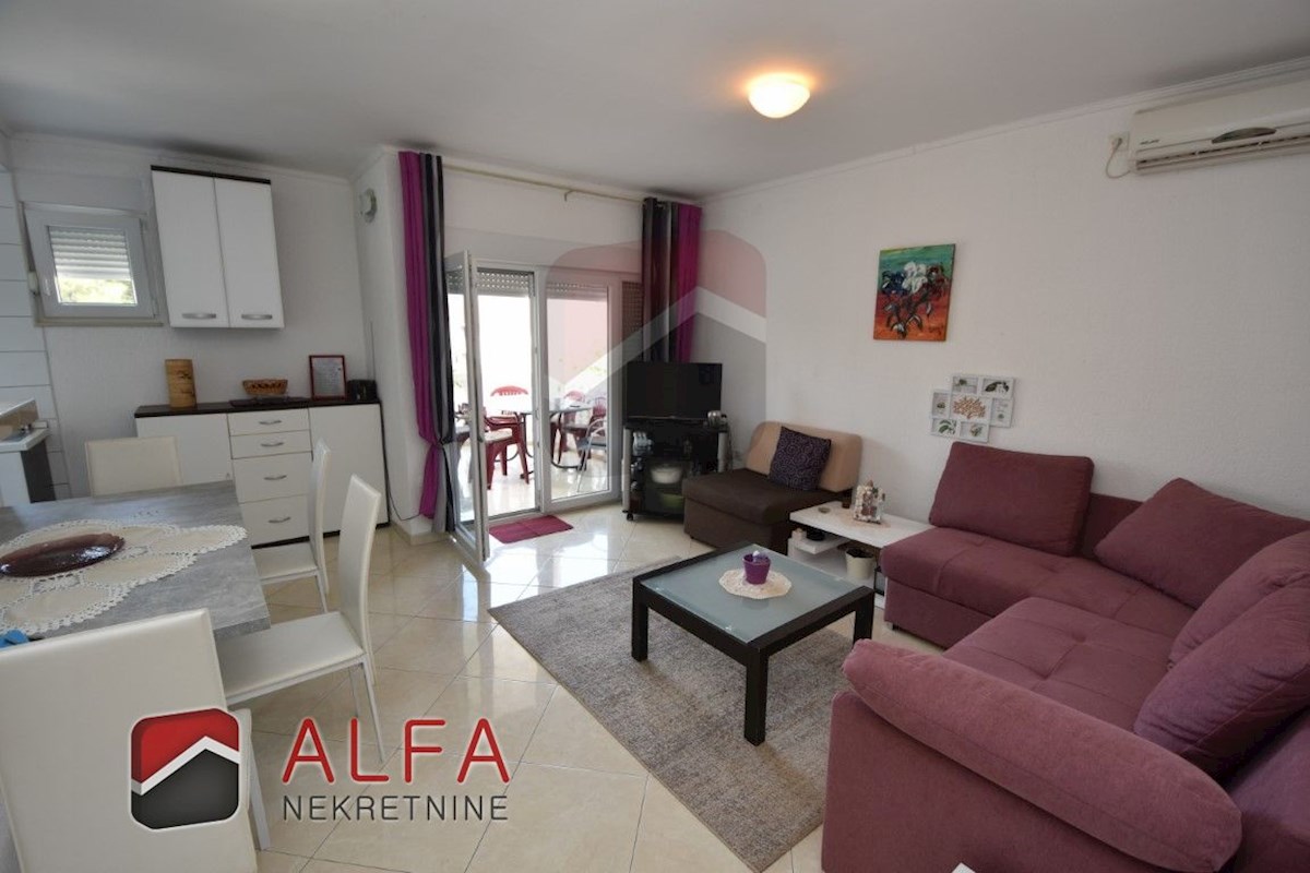 Hrvaška, Vodice, prodamo dva opremljena apartmaja + dvorišče 92 m2