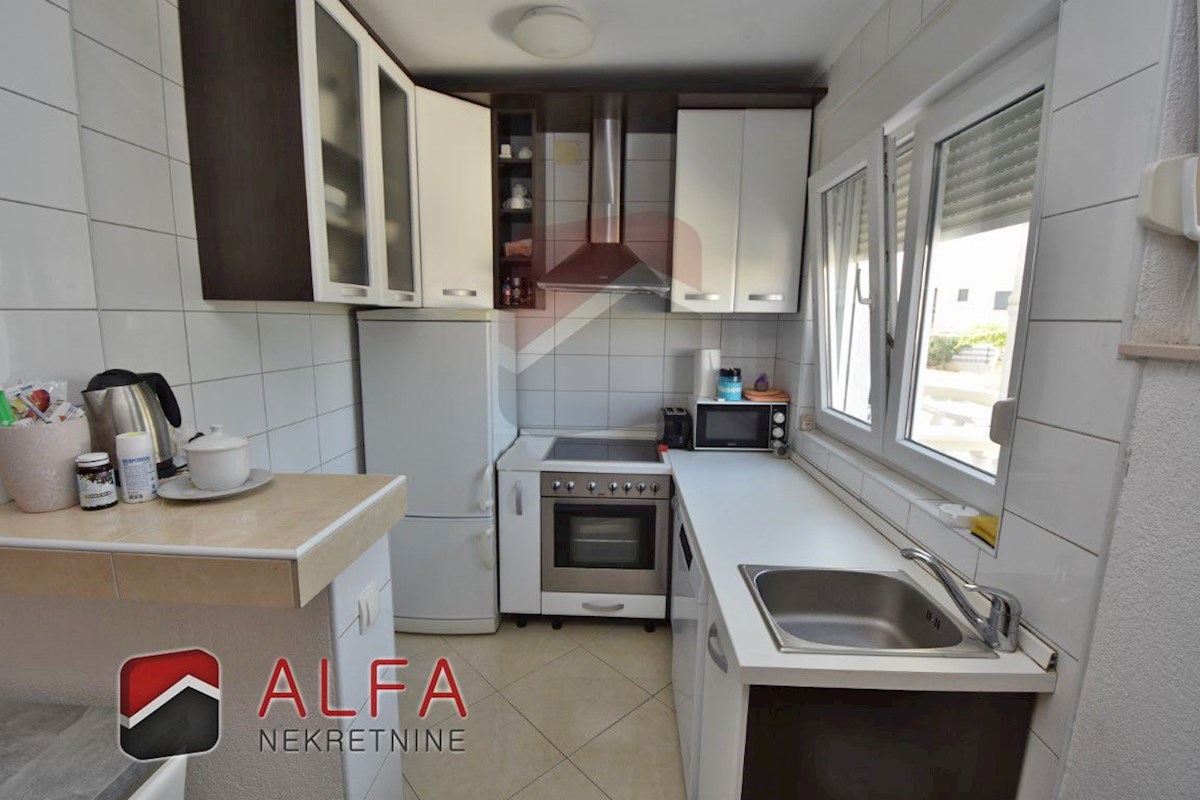 Hrvaška, Vodice, prodamo dva opremljena apartmaja + dvorišče 92 m2