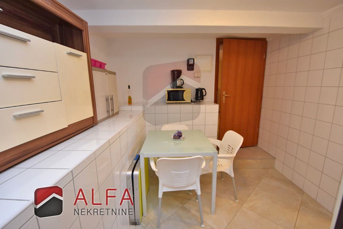 Hrvaška, Vodice, prodamo dva opremljena apartmaja + dvorišče 92 m2